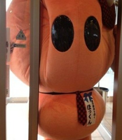 Japanese mascots getting stuck, a thread: