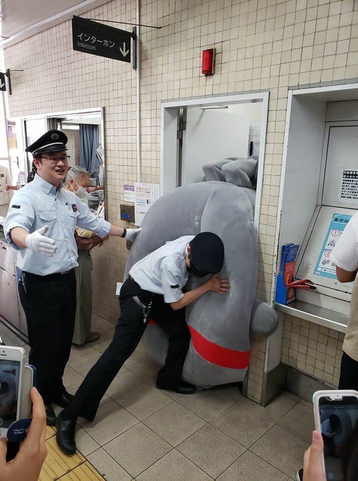 Japanese mascots getting stuck, a thread: