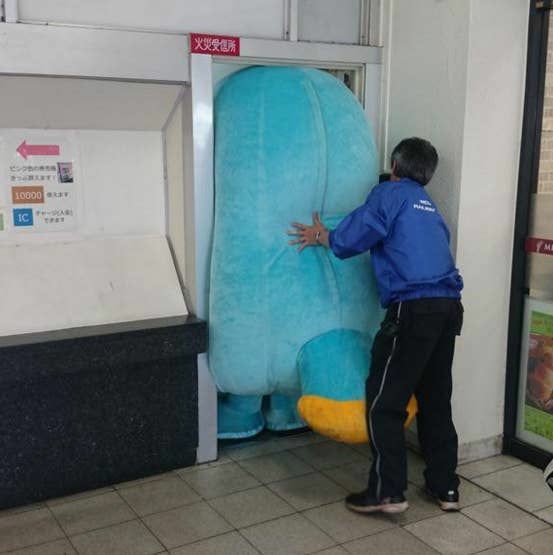 Japanese mascots getting stuck, a thread: