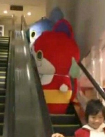 Japanese mascots getting stuck, a thread: