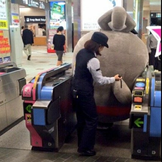 Japanese mascots getting stuck, a thread: