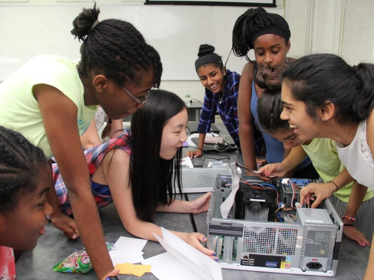nyutandon's tweet photo. #GenerationEquality gets an early start @NYUPolyK12STEM Over 50% of #STEMNow participants are women. CS4CS, empower's #engineers &amp; helps break down barriers leading to greater representation of women &amp; minorities in #STEM #InternationalDayoftheGirl2020 https://t.co/cFdj1TFc3Y https://t.co/NW5Tm905Er