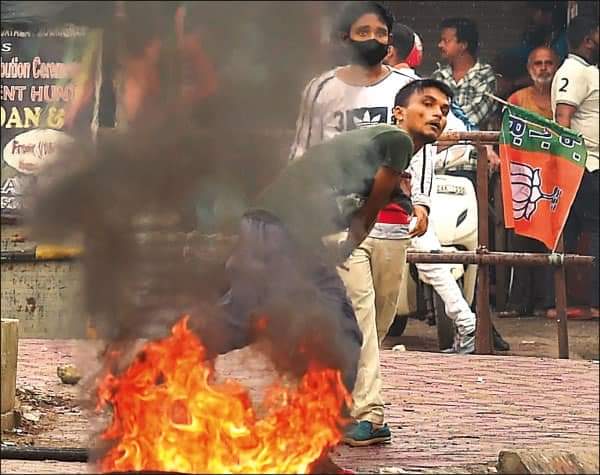 AjitDeol75's tweet photo. RSS भाजपा सरकार के दंगाई देश का माहौल बिगाड़ने वाले नफ़रत का ज़हर फैलाने वाले।
@priyankagandhi 
@RahulGandhi https://t.co/tvVkSbniv1