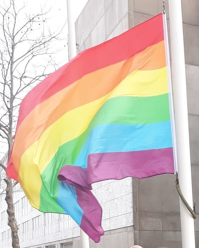 Vandaag op Coming Out Dag hebben we in Almere de regenboog- en transvlag gehesen. Iedereen doet ertoe in onze stad en telt mee, ongeacht seksuele geaardheid. Almeerders mogen zijn wie ze zijn en houden van wie ze willen houden. Laat liefde overwinnen!