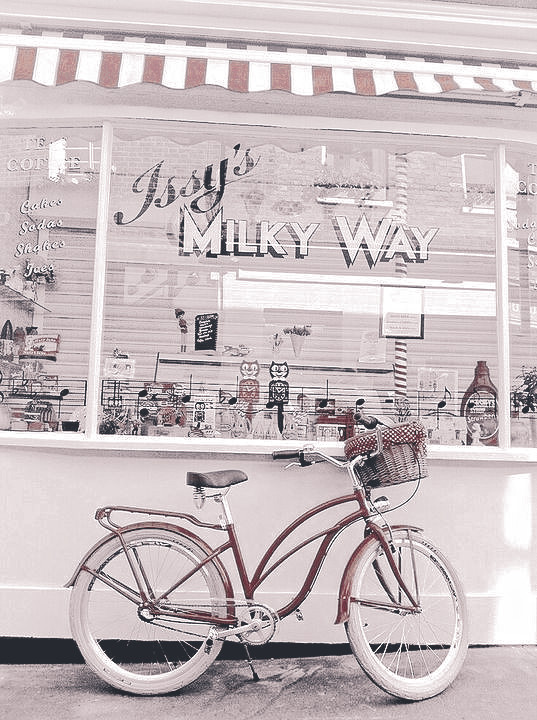 _moodelicate's tweet image. ◜✾◞ ❛ Y entonces pasa,
que en cualquier día de
invierno te topas de frente
con la melancolía,
y te da por mirar al cielo,
por perderte en el,
hasta sentir que estás allá,
arriba, siendo
nube o llovizna. ❜