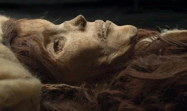 2. The Beauty of Xiaohe (~1900 BCE)A mummy of high status as evidenced by her burial goods and clothing (a white felt and fur hat and boots), the Beauty of Xiaohe was found with around 200 other mummies of a similar culture to the Tarim group.