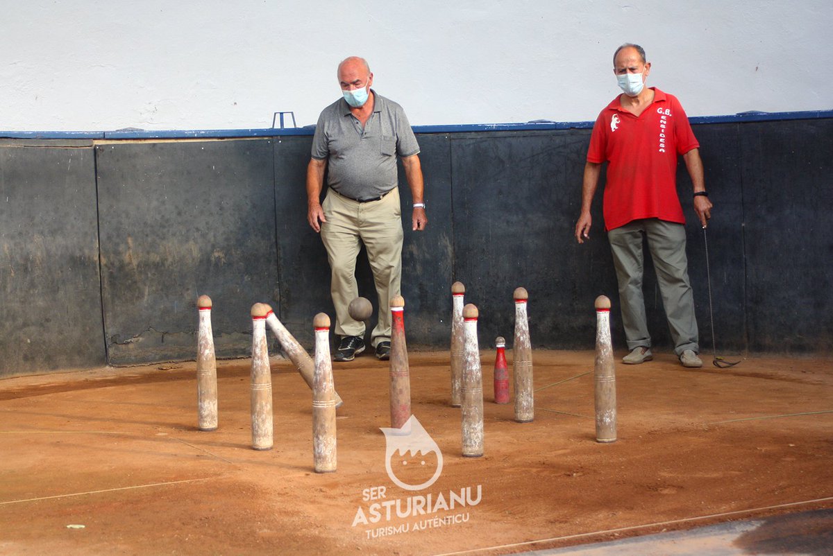 SerAsturianu's tweet photo. Va unos díes tuviemos cola peña de bolos d'ENSIDESA faciendo un reportaxe sobre la #cuatriada 🎳🏭

La bolera del pobláu industrial de #Llaranes (#Avilés) foi construyida en 1954 y ye probablemente la única d'#Asturies perteneciente a l'arquitectura moderna. https://t.co/0Z2VTLh6lA