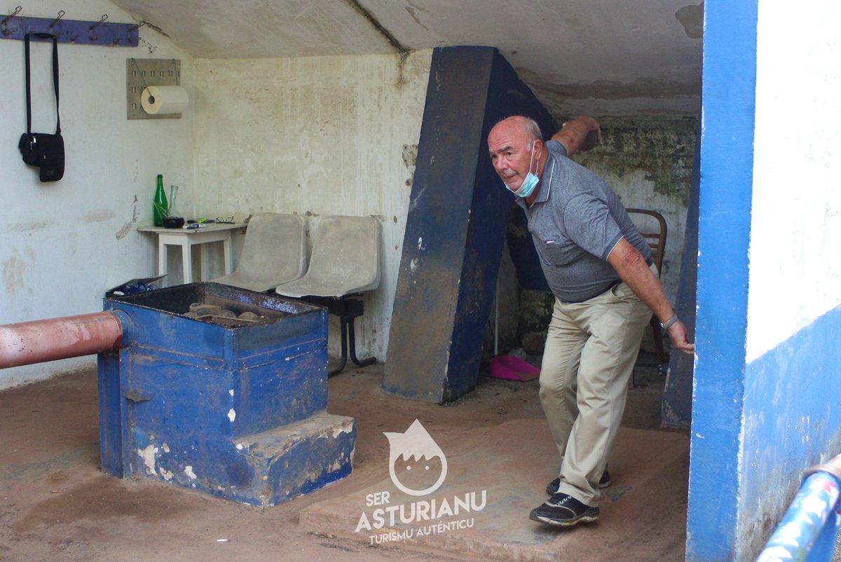 SerAsturianu's tweet photo. Va unos díes tuviemos cola peña de bolos d'ENSIDESA faciendo un reportaxe sobre la #cuatriada 🎳🏭

La bolera del pobláu industrial de #Llaranes (#Avilés) foi construyida en 1954 y ye probablemente la única d'#Asturies perteneciente a l'arquitectura moderna. https://t.co/0Z2VTLh6lA