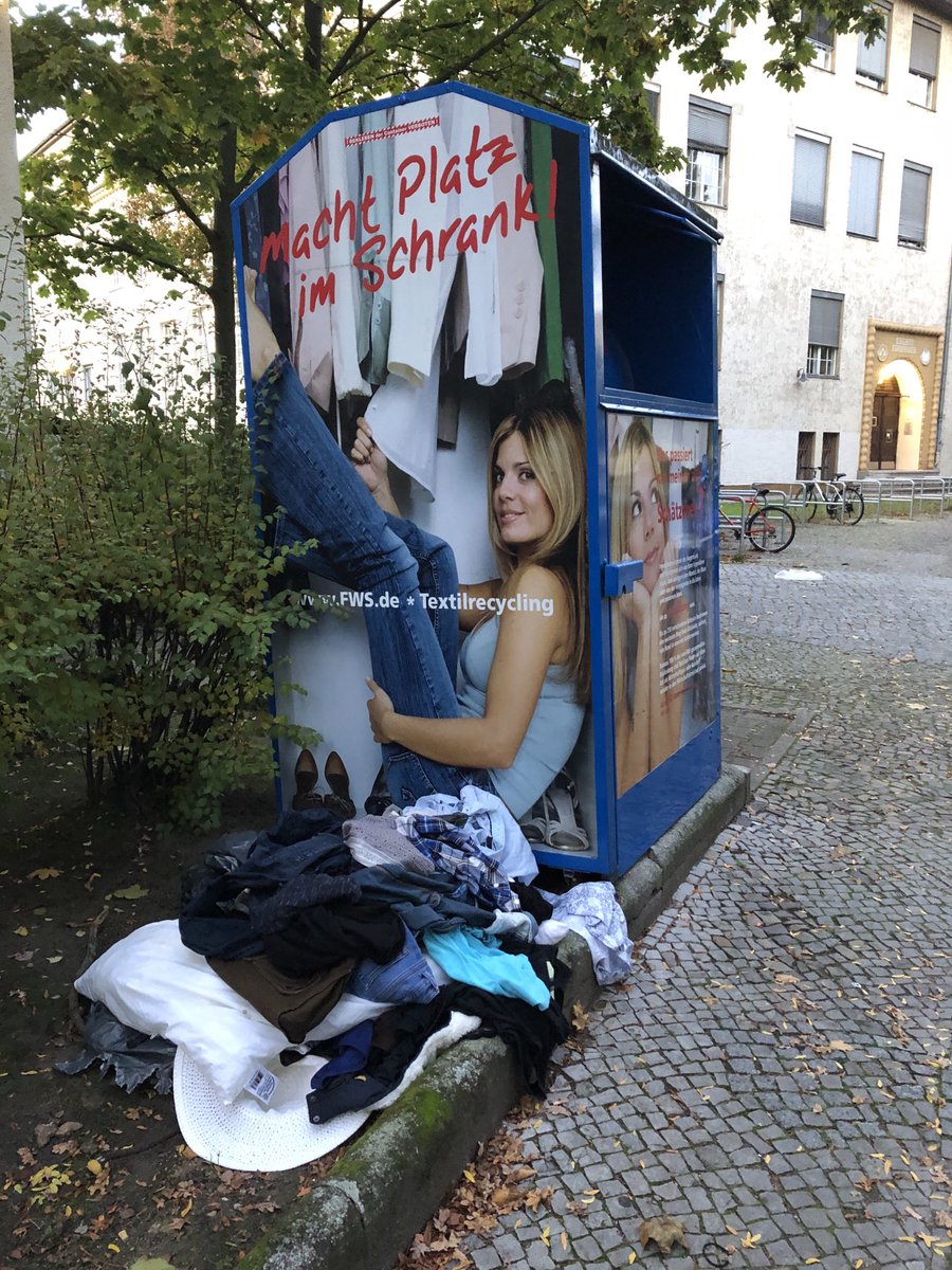 RitterJurgen's tweet photo. Wenn ich zu dumm bin, eine Klappe zu bedienen, lege ich es einfach daneben #KleiderContainer https://t.co/A1iWNe0BLJ