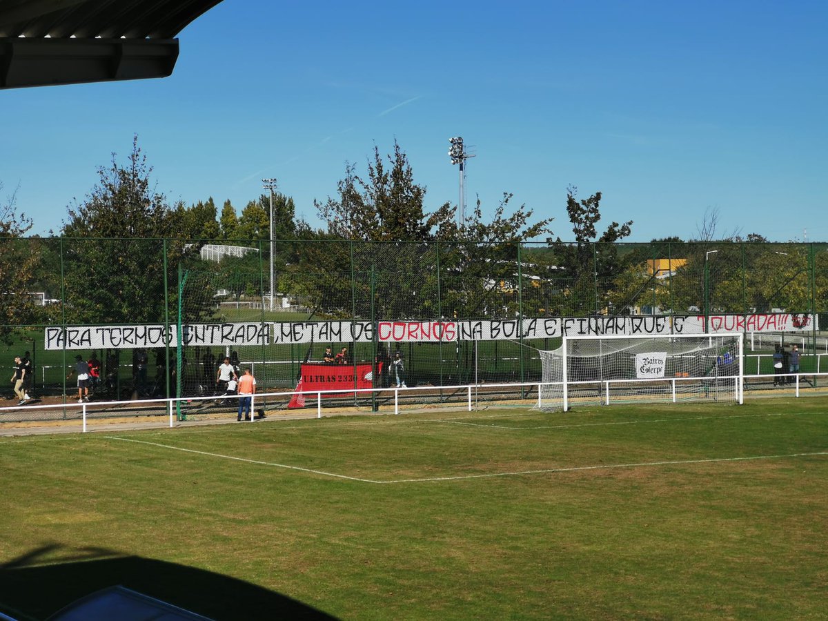 AfonsoPratas's tweet photo. "Para termos entrada, metam os cornos na bola e finjam que é tourada" 🔴⚫ https://t.co/VmKO1c3I2z