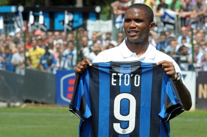 Plus du tout dans les plans de Guardiola, Eto’o est invité à partir, c’est pourquoi le 27 juillet 2009, Samuel Eto’o rejoint l’Inter Milan en échange de Zlatan Ibrahimovic et 45 millions d’euros..Bon, on va se le dire d’entrée, l’Inter sort largement gagnante de cet échange.