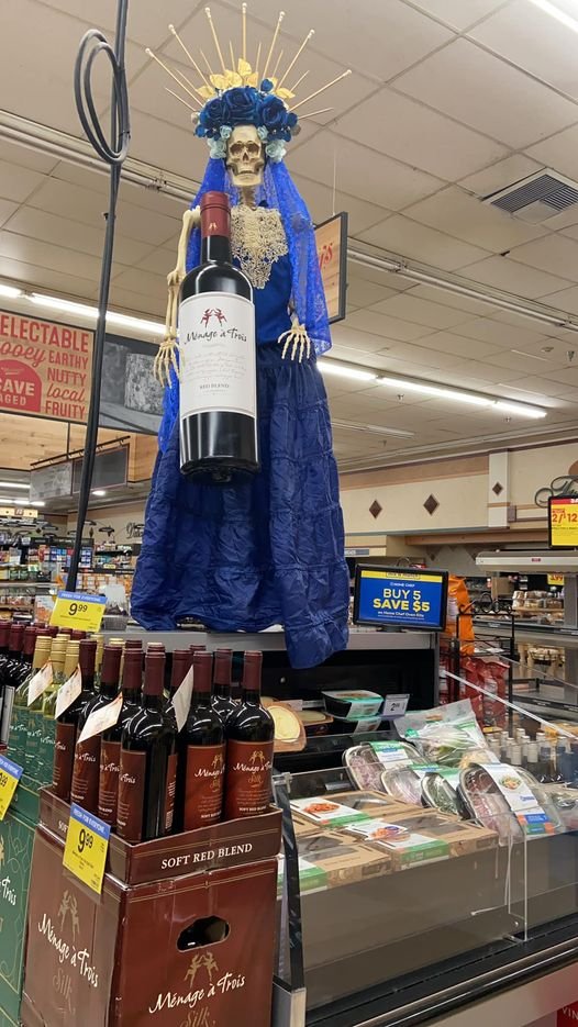 AndrewChesnut1's tweet image. Santa Muerte hawking Threesome wine at the supermarket!