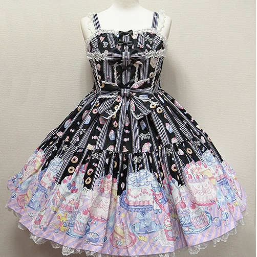 I had to clear up the misconception cause a lot of people think black=gothic but it doesn't! Here are some printed sweet lolita dresses in black; they're not very gothic looking 