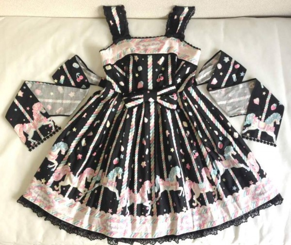 I had to clear up the misconception cause a lot of people think black=gothic but it doesn't! Here are some printed sweet lolita dresses in black; they're not very gothic looking 