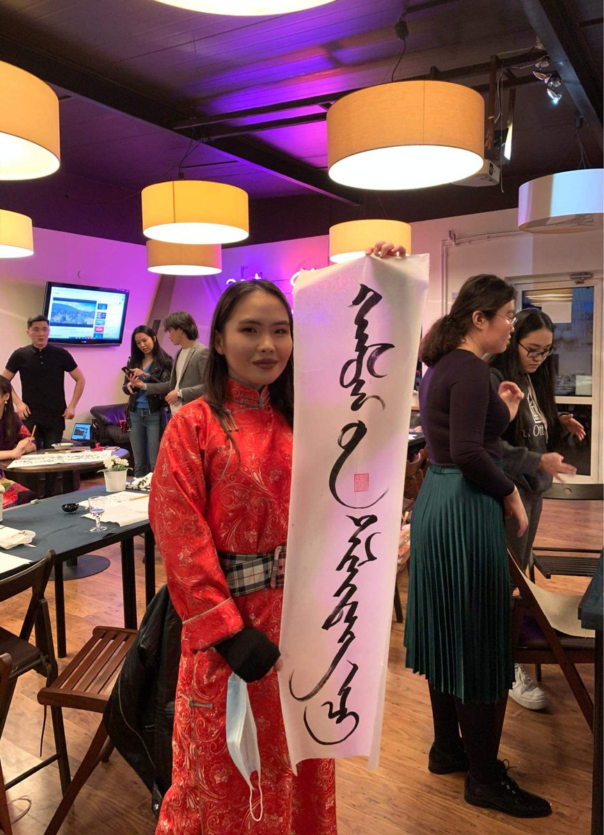 Охин минь эх хэлний өдрөөрөө ингэж бичжээ. Польш дахь оюутны холбоондоо сонгуульт алба хаших болсон гэнэ. 
Юу гэж бичсэнийг нь баярын нулимс цийлэлцээд уншиж чаддаггүй ээ ккк