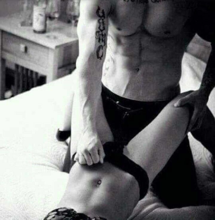 قمة اللذة عندما تثيري شهوه قلمي المنصب حتى يقذف حبره بين أوراق اردافك