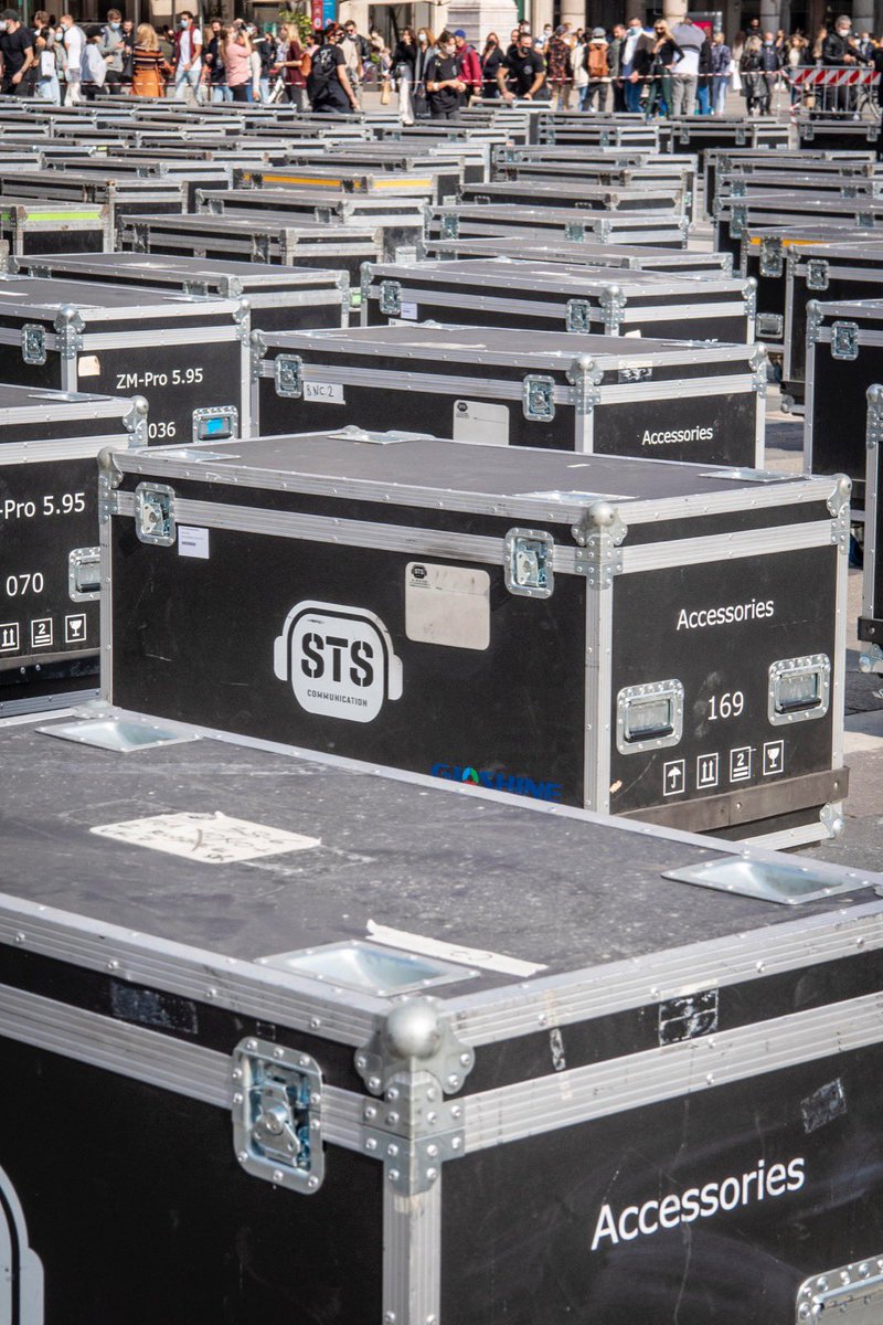 A Milano il grido d’aiuto di 570.000 professionisti del mondo dello spettacolo. Questi #bauliinpiazza, sui quali viaggia tutto quello che serve a costruire la magia della musica, sono vuoti e migliaia di lavoratori chiedono di non essere dimenticati. Siamo con voi!
📸 F.Prandoni