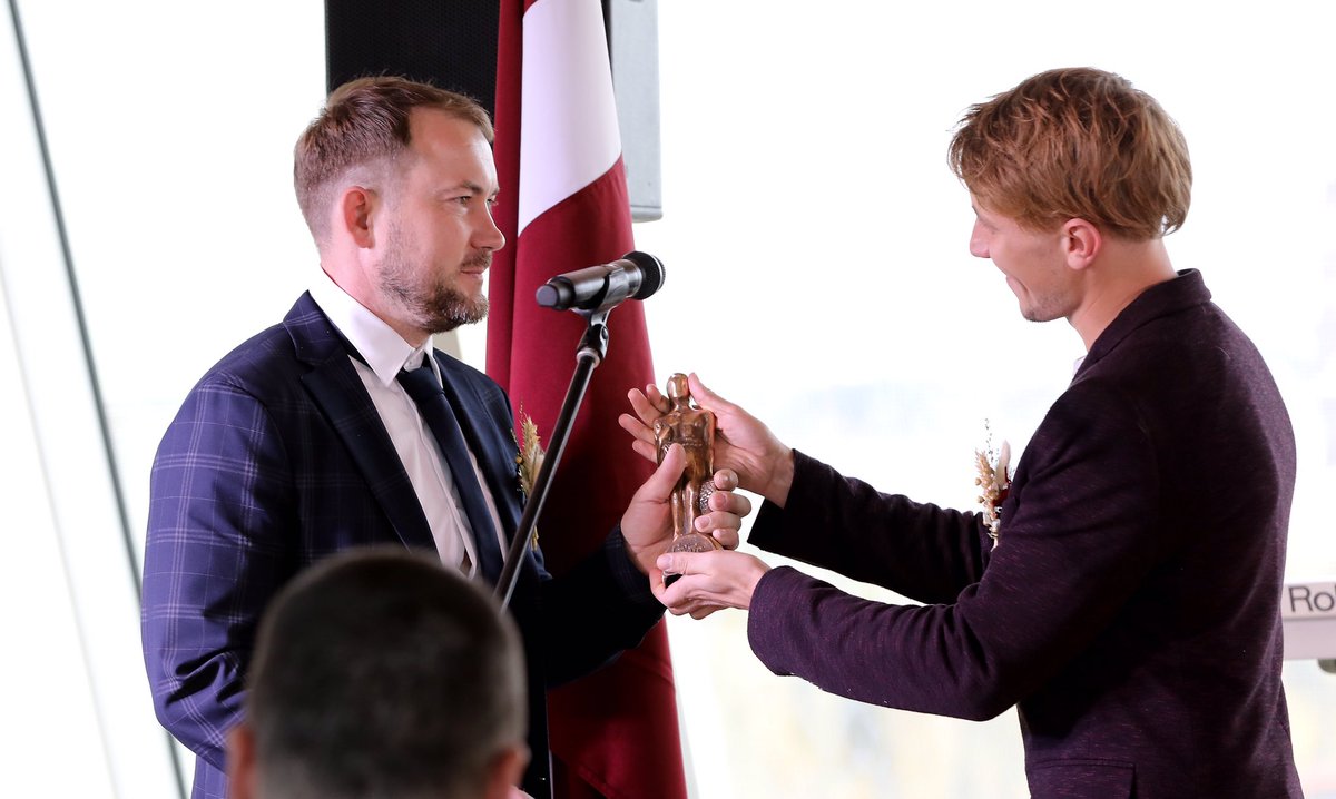 🥇 Iepazīstinām ar ZM konkursa “Sējējs 2020” laureātiem. Nominācijā “Jaunais veiksmīgais zemnieks” uzvarētājs – Aleksejs Danilins un viņa ZS “Liepkalns”, Rēzeknes n. #Sējējs2020
 
📺  17. oktobrī, sestd., plkst. 15:55 TV3 skaties īpašo raidījumu par #Sējējs2020 balvu pasniegšanu.