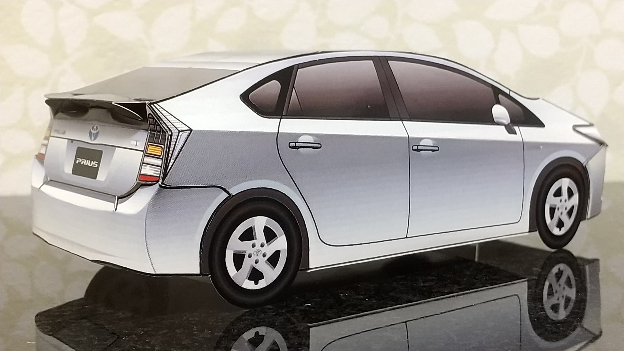 よし ペーパークラフト トヨタ プリウス トヨタカローラ姫路 さんのホームページで公開されていた ペーパークラフト です プリウスはこの型が一番好きです ペーパークラフトではリアの特徴的な造形を再現することができました 組み立ては簡単