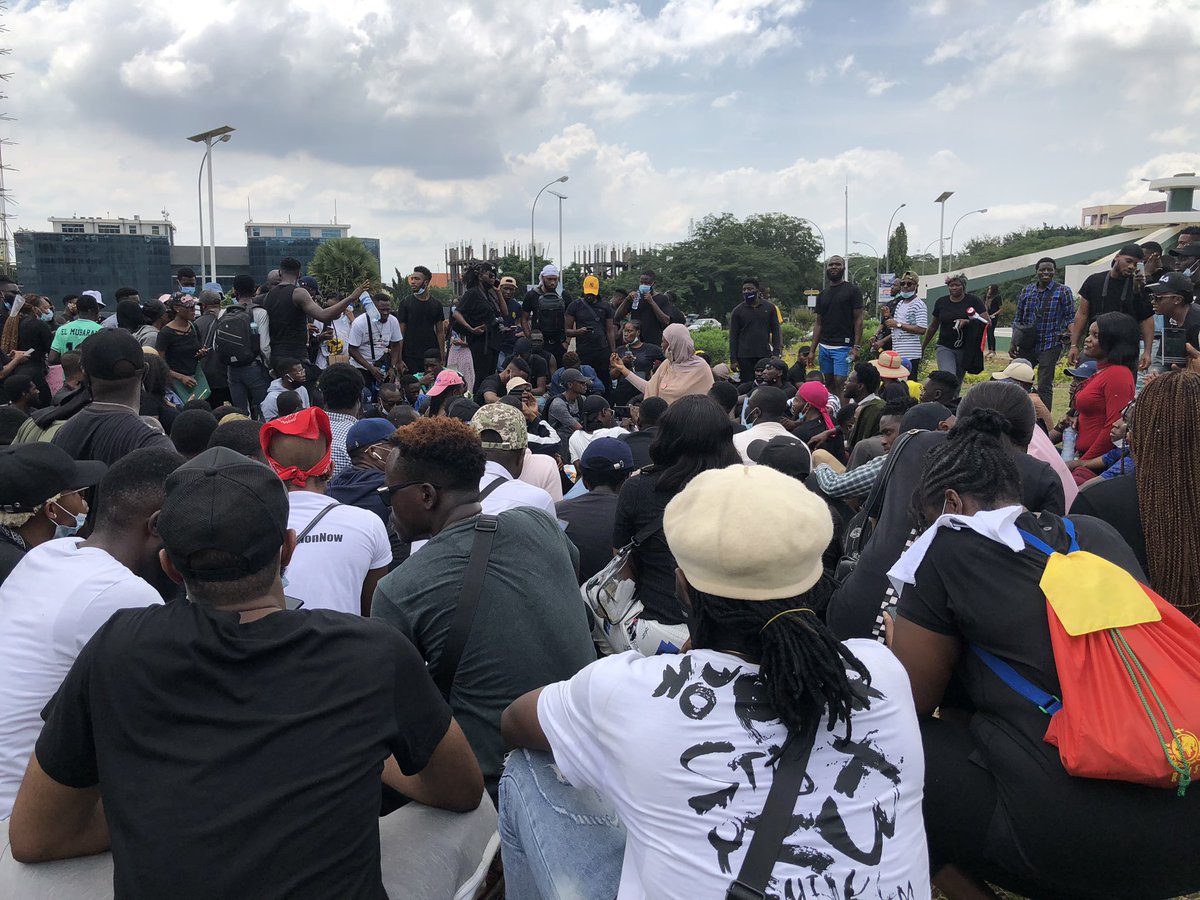 gimbakakanda's tweet photo. Abuja’s #EndSARS protest currently at Maitama roundabout. https://t.co/NhgT8PHsIJ
