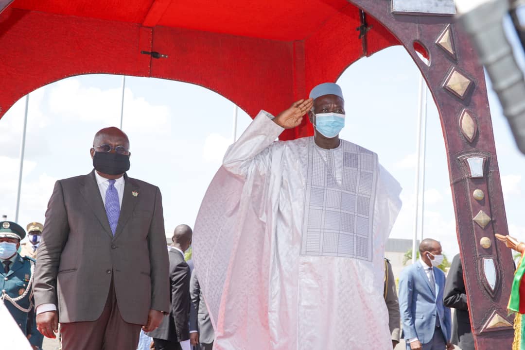 PresidenceMali's tweet photo. Le Chef de l'Etat, SEM Bah N'DAW a accueilli à Bamako, le Président du Ghana @NAkufoAddo, Président en exercice de la #CEDEAO, en visite de 24h au #Mali. Une visite qui témoigne de la solidarité de la #CEDEAO à l'endroit des autorités de la Transition et du Peuple malien. https://t.co/KwggZzHloE