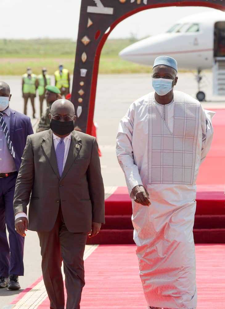 PresidenceMali's tweet photo. Le Chef de l'Etat, SEM Bah N'DAW a accueilli à Bamako, le Président du Ghana @NAkufoAddo, Président en exercice de la #CEDEAO, en visite de 24h au #Mali. Une visite qui témoigne de la solidarité de la #CEDEAO à l'endroit des autorités de la Transition et du Peuple malien. https://t.co/KwggZzHloE