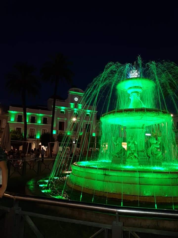 Ayer, la plaza de España y la fachada del ayuntamiento se iluminó de verde por el #DíaMudialdelaSaludMental <a href="/FeafesMerida/">Feafes Mérida</a>