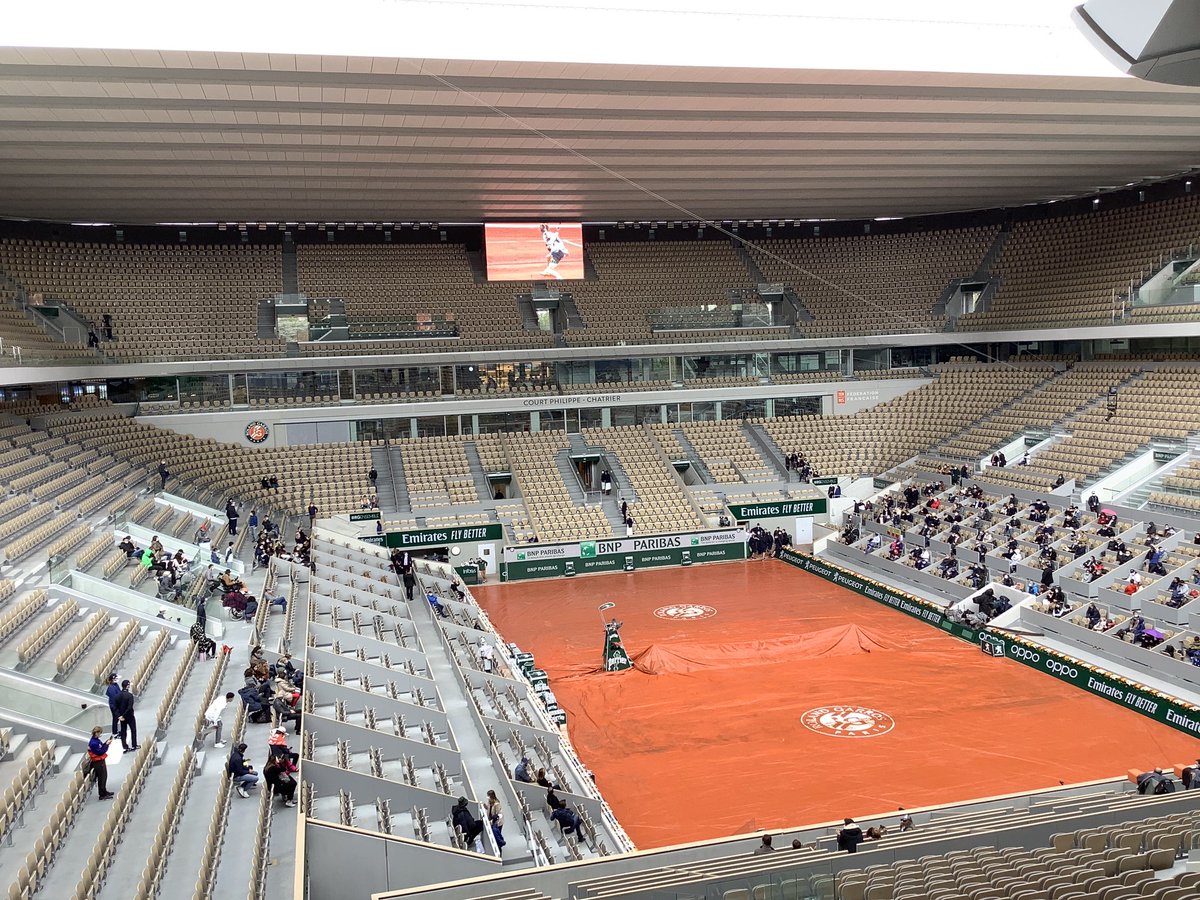 russellcfuller's tweet photo. Half an hour before the final, with light rain falling, the roof is closing on Court Philippe Chatrier #RG20 https://t.co/aP2C028qFx