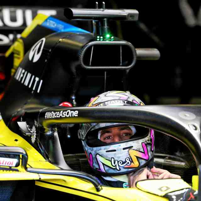 lequipe's tweet photo. Daniel Ricciardo : « J'aime détruire les autres »

L'Australien de Renault n'est pas qu'un pilote qui rigole tout le temps. Et sa personnalité facétieuse cache un compétiteur acharné, fermement décidé à rendre la vie difficile à ses adversaires. https://t.co/7EnLXo7wzZ #EifelGP https://t.co/hLIgkoZDNM