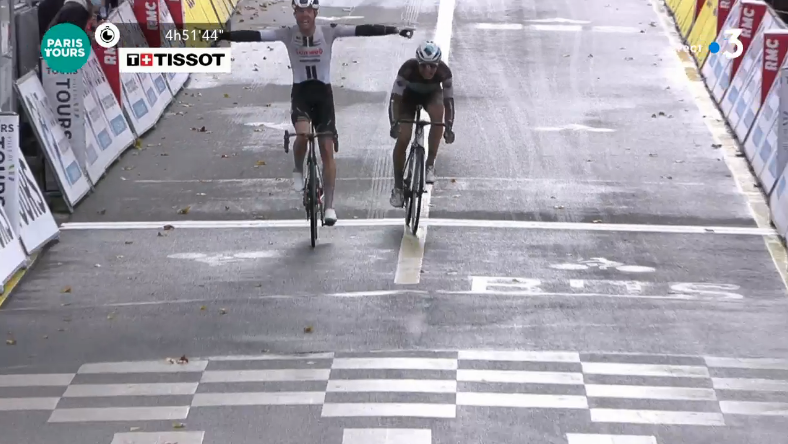 Victoire de Casper Pedersen devant Cosnefroy sur #ParisTours ! Le français est en grande forme en ce moment, mais n'a pas réussi à conclure face au danois.