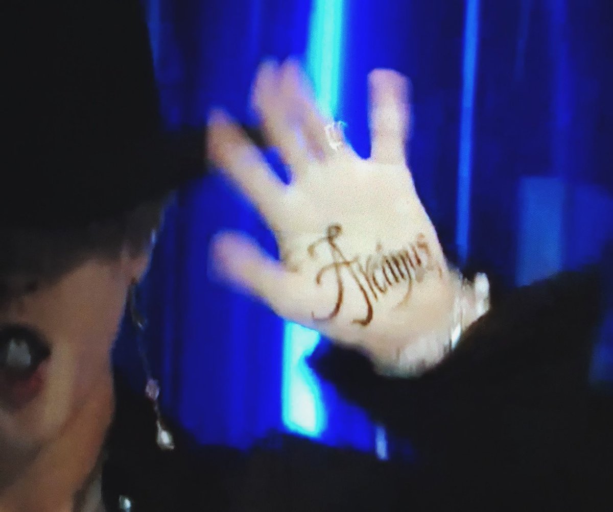 [Jimin'in Elindeki Dövme Pt.2]

Jimin’in diğer elinde ise Latince "sır, gizemli" anlamlarına gelen “Arcanus” kelimesi yazıyor. 🤭