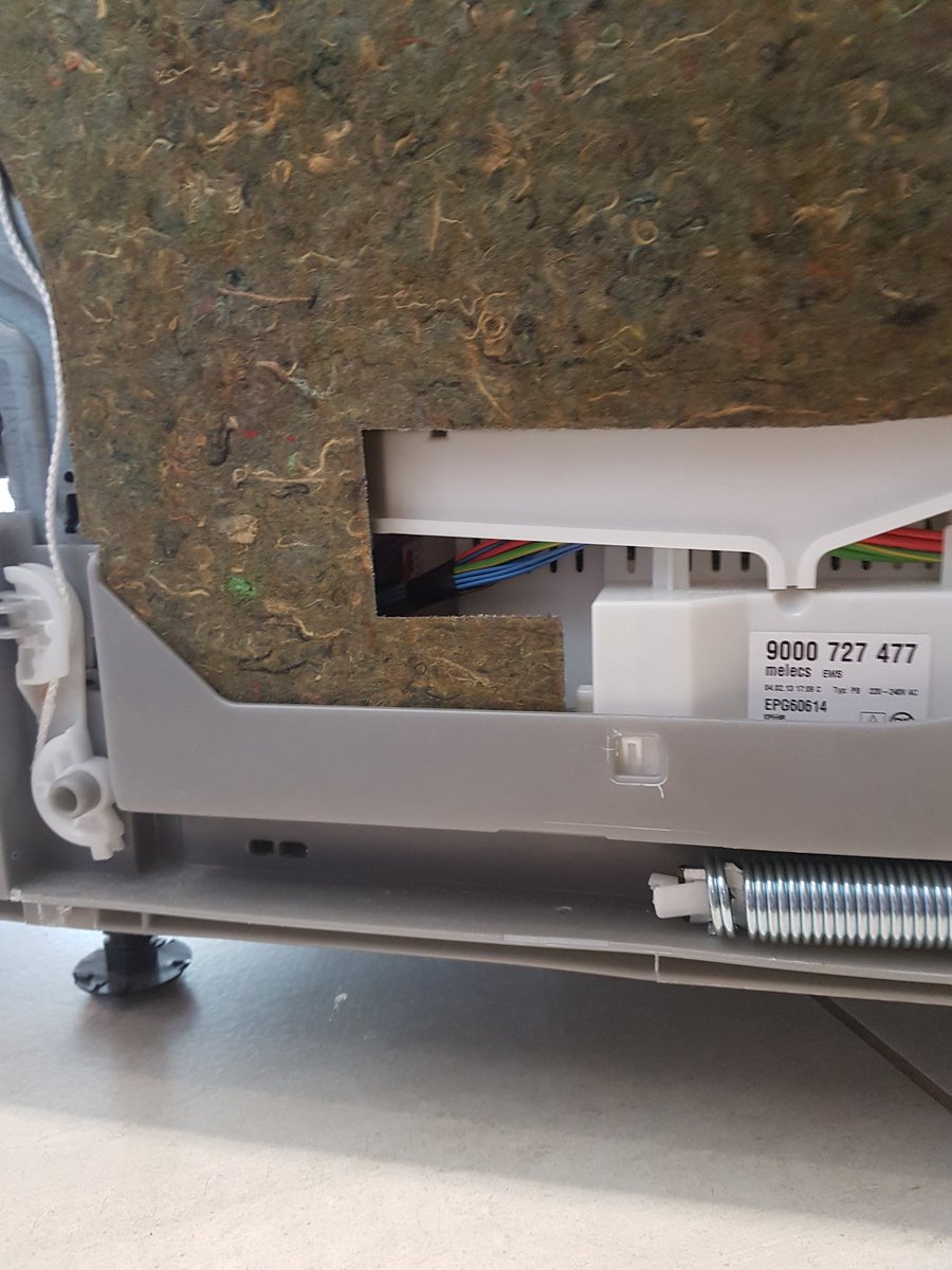 Énième changement des ressorts du lave vaisselle <a href="/BoschFrance/">Bosch France</a>. Des pièces conçues pour casser #obsolescenceprogrammee normalement rebelote dans 8 mois ! #raslebol