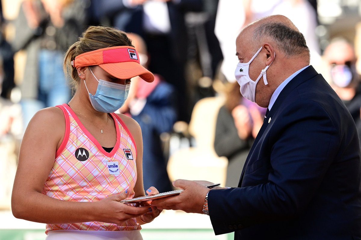 SofiaKenin's tweet photo. I can’t even begin to sum up these past 2 weeks.. It has been really special! Paris is one of the cities that I love and I can say that I enjoy playing on the clay! I’m going to take all the positives! I miss my fans very much and I can’t wait to see you guys in 2021!❤️ https://t.co/Ewg7SLR778
