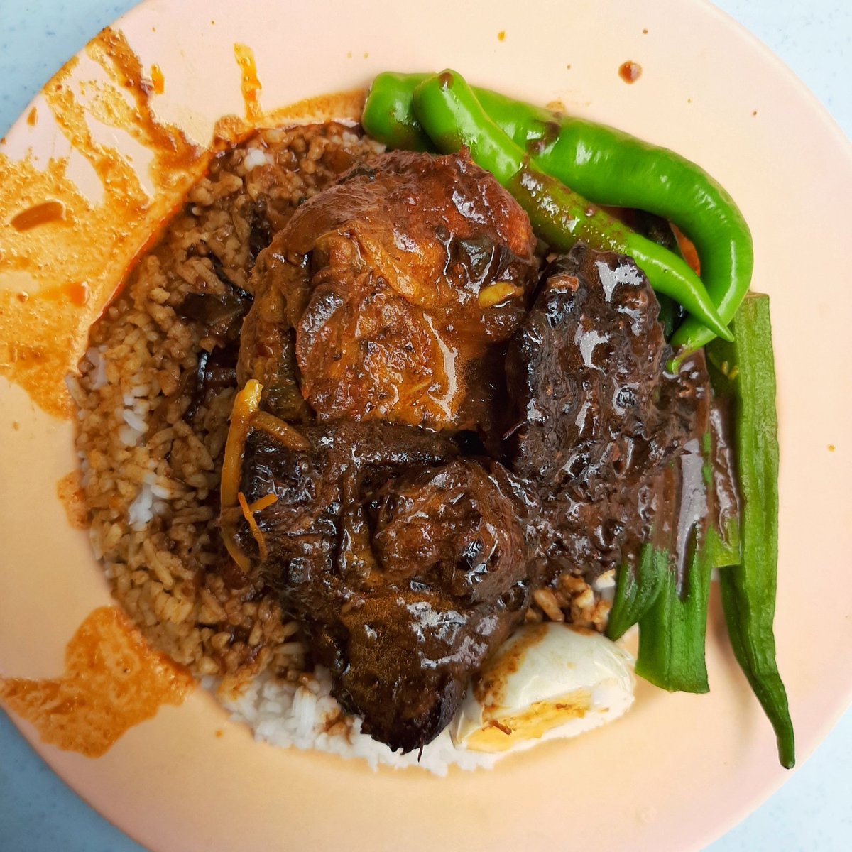 sidangrewang's tweet photo. Restoran Kudu Bin Abdul

335, Jalan Tuanku Abdul Rahman, Chow Kit, 50100 Kuala Lumpur, Wilayah Persekutuan Kuala Lumpur

dalam gambar:
Nasi putih, daging kicap, ayam sambal bawang, bendi, lada dan kuah campur. (RM15)

Nota kaki:
Memang tak datang lagi.
#sidangkandaq https://t.co/uQg8AfhcQG