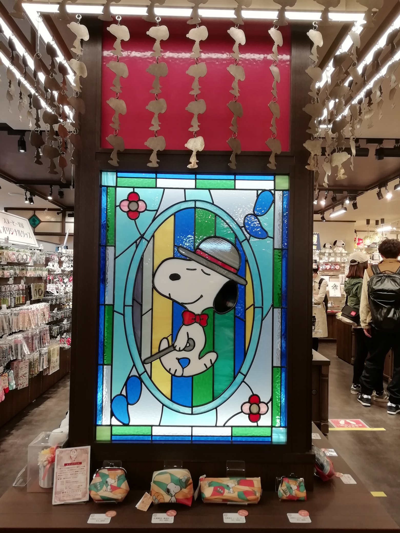 スヌーピー大好き女子 らら スヌーピー茶屋 小樽店 グッズエリアの柱に スヌーピーとステンドグラスの絵があった スヌーピー茶屋小樽店 T Co Xquuseq3kk Twitter