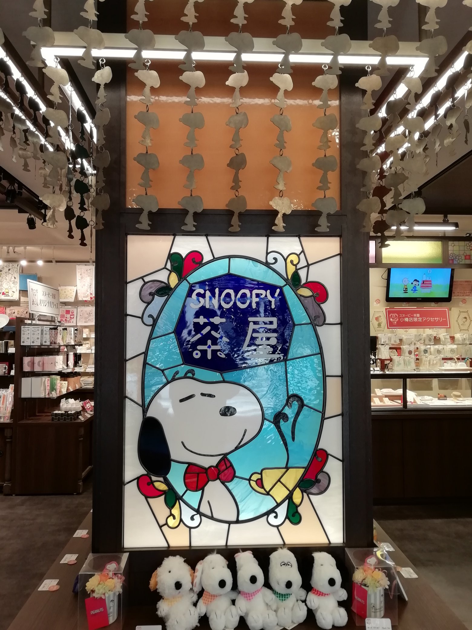 スヌーピー大好き女子 らら スヌーピー茶屋 小樽店 グッズエリアの柱に スヌーピーとステンドグラスの絵があった スヌーピー茶屋小樽店 T Co Xquuseq3kk Twitter