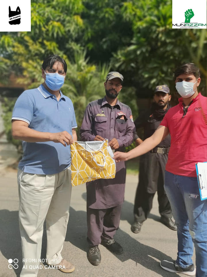aibuzzguy's tweet image. "Whoever wants to reach a distant goal must take small steps"
Me and Zahida Bugtii of tribe Munazzam trying to create an impact on our environment by distributing Cloth bags and doing surveys in different areas of Lahore. #noplastic #ShadiKrwao #Markhor20 #hamidmir #saytoplastic