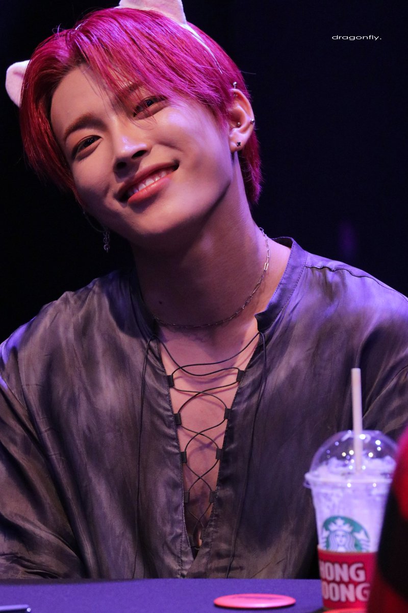 190713 FANSIGN

#HONGJOONG #홍중 #김홍중 #ATEEZ #에이티즈 
<a href="/ATEEZofficial/">ATEEZ(에이티즈)</a>