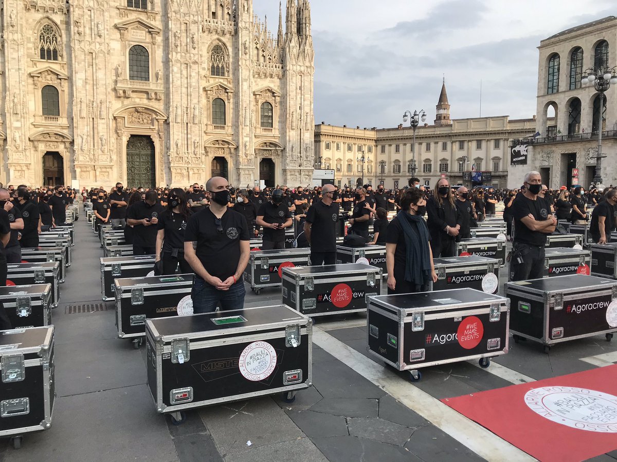 f_giambrone's tweet photo. Questa foto di una #protesta civile ci ricorda che sono migliaia i #lavoratori dello #spettacolo che non sono tornati al #lavoro dopo il #lockdown e rischiano di rimanere #invisibili. Fondamentale ascoltare il loro grido e il loro allarme. #COVID #performingarts #Bauliinpiazza https://t.co/cz6WodOXw3