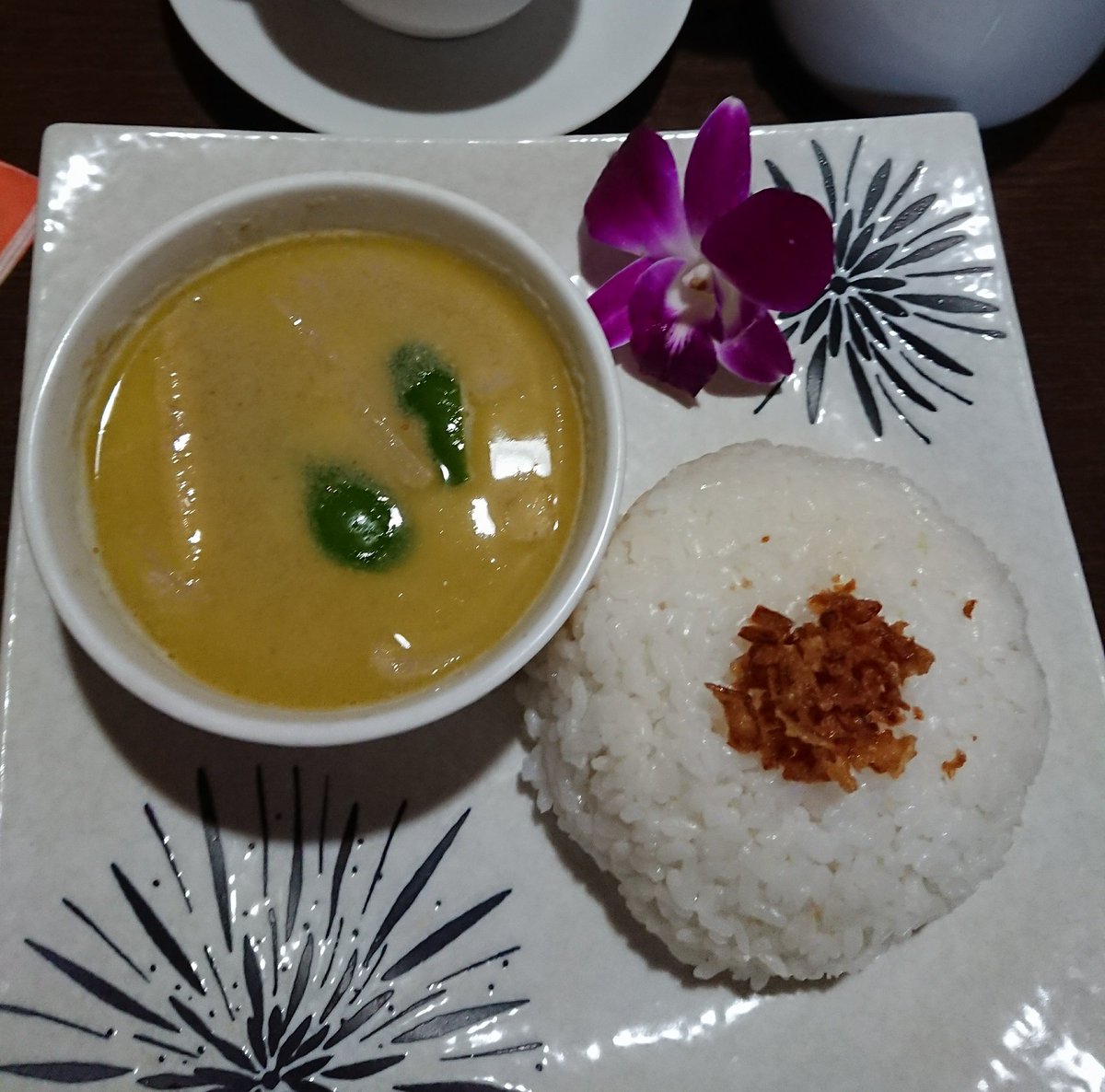 skybluepigeon's tweet photo. 千葉 アジアン料理店 #Garula でランチ
🇹🇭グリーンカレーセットを🍴
日祝日はワンコイン。
サラサラグリーンカレーはノンストップで美味しく食べられる~😊
おかわり自由の紅茶はおかわりしたらまたポットだったのかな。
かなりのお得感🎶
#カレー https://t.co/KjkwjUZKvl