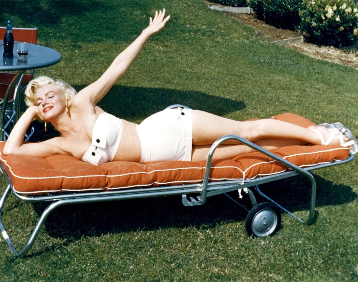 themarilynpage's tweet photo. October 1952 — #MarilynMonroe models in an ad for lawn furniture. Though with her in the photo, you hardly notice the furniture. Photos by commercial photographer, #MischaPelz. https://t.co/ASQ2FHXh2d