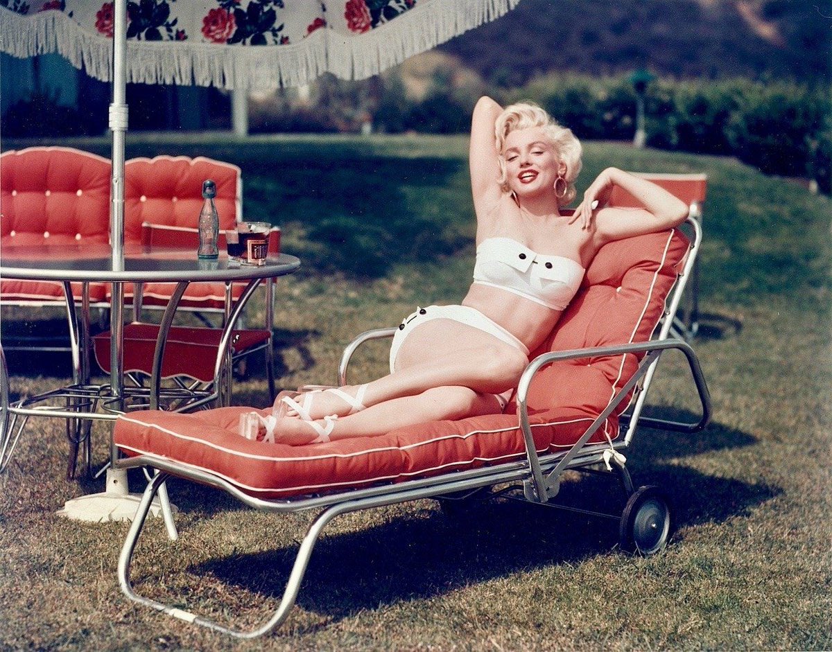 themarilynpage's tweet photo. October 1952 — #MarilynMonroe models in an ad for lawn furniture. Though with her in the photo, you hardly notice the furniture. Photos by commercial photographer, #MischaPelz. https://t.co/ASQ2FHXh2d