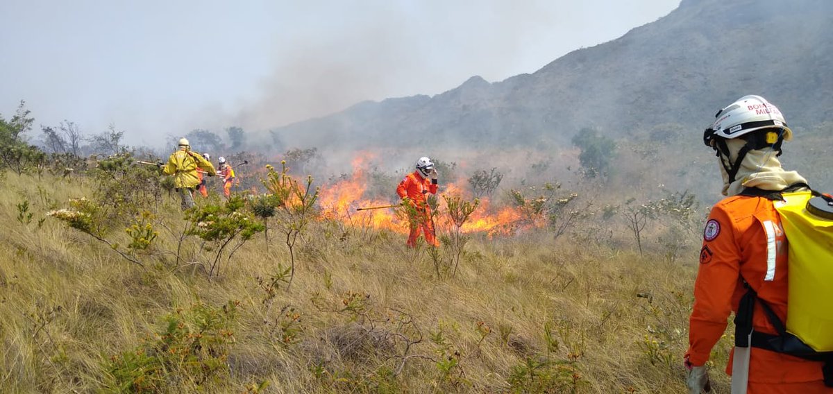 cbmba193's tweet photo. Durante o sábado uma equipe de 21 combatentes florestais atuaram em #RiodeContas. O clima favoreceu a região com pancadas de chuvas que contribuíram para uma diminuição significativa de pontos quentes. Durante o sobrevoo nesta manhã apenas um ponto de calor foi detectado. https://t.co/20FXzg9zZf