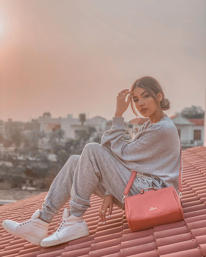LavieWorld's tweet photo. Today's routine- Jogged my way up to the rooftop with this bag by my side to get clicked! 👜Comment 😎 if fusion style is your thing!
x
Click this link to grab 55% discount on the handbag featured https://t.co/3cEHdO8bL3
x
#sundaymood #chilledout #stylinginspo #satchelbag #boxbag https://t.co/5erH0eROcs