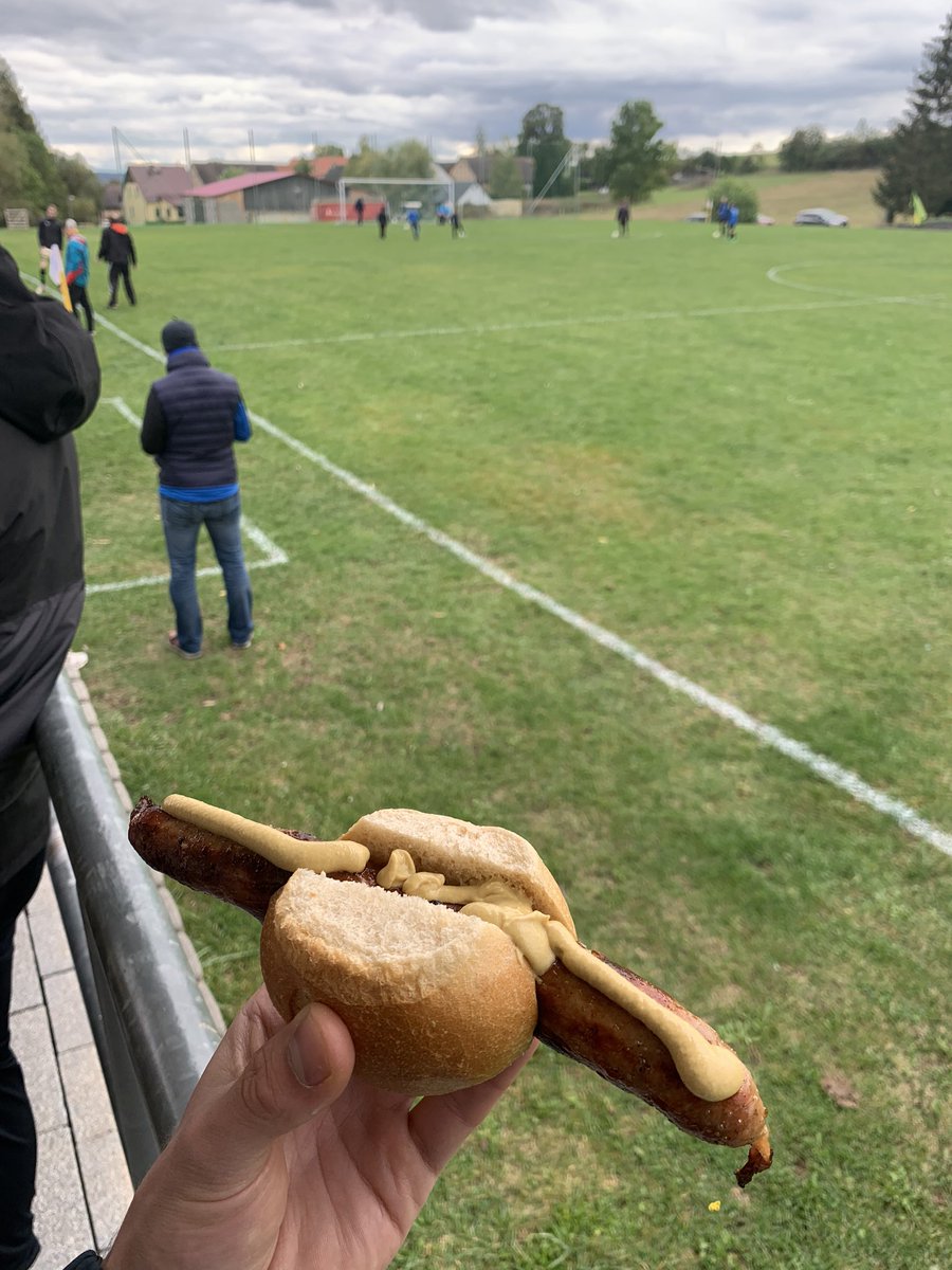 Bratwurst können sie einfach in Thüringen.

#svwöllmisse #svstgangloff #tagderamateure <a href="/11Freunde_de/">11FREUNDE_de</a>