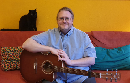 Hendrik Robisch  @HRobisch lives in Essen in Germany.He started learning a bit of  #Welsh after going to  #Wales on holiday - and never stopped. He's a big fan of the Welsh band  @bwncathband and sings their songs beautifully, much to the delight of the family cat.