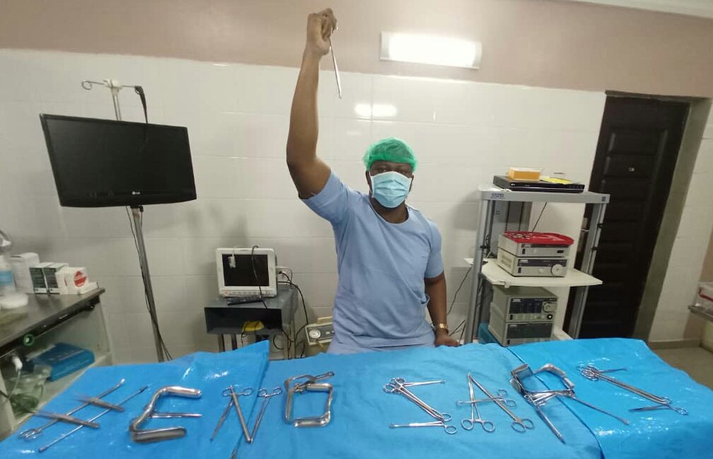 osemagnum's tweet image. So We were in the theatre when we heard the IGP has disbanded F-SARS...I decided to celebrate surgically with za surgical Instruments! 🙌🙌🙌🙌❤❤💙 with my peeps @cutebiddie and Nurse J!
#EndSARS #EndSarsNow was a huge success and this is beginning of a great PARADIGM SHIFT!