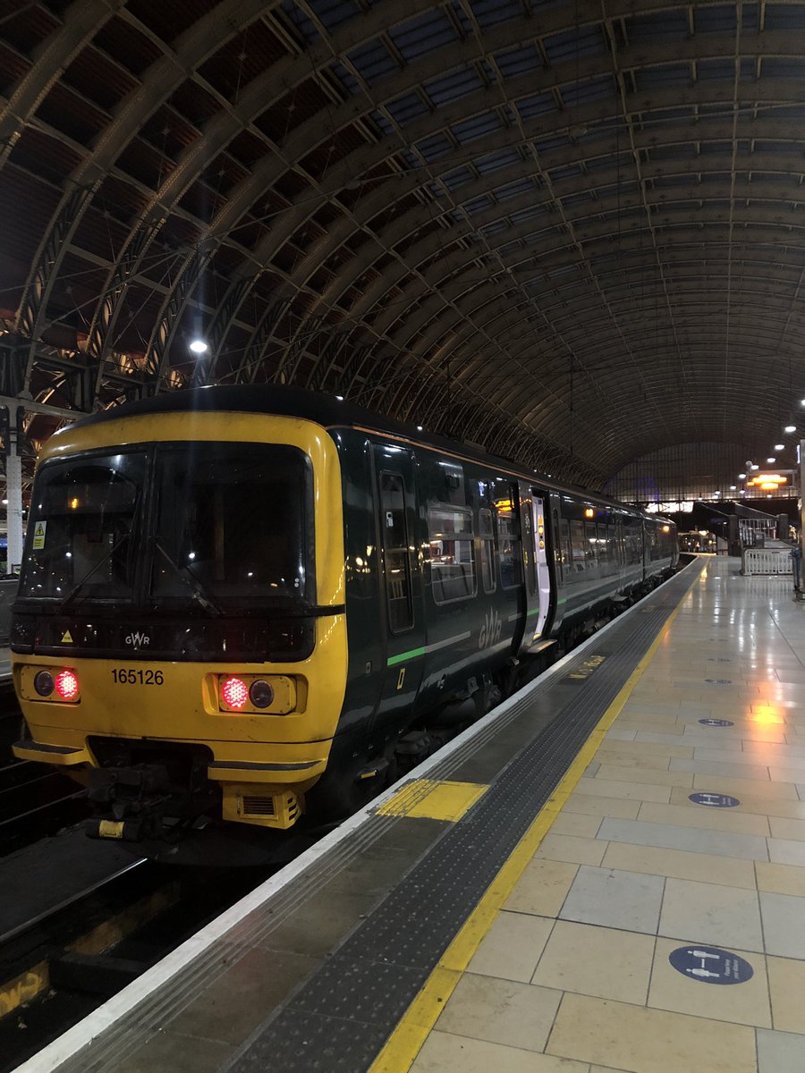 harrisonclas458's tweet image. Hmmm yes a trashy unit 165 126 works the 19:07 @GWRHelp service to bedwyn #class165 it’s nice to see a networker under Paddingtons roof