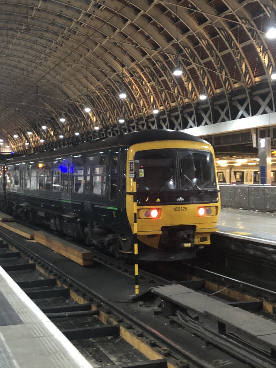 harrisonclas458's tweet image. Hmmm yes a trashy unit 165 126 works the 19:07 @GWRHelp service to bedwyn #class165 it’s nice to see a networker under Paddingtons roof