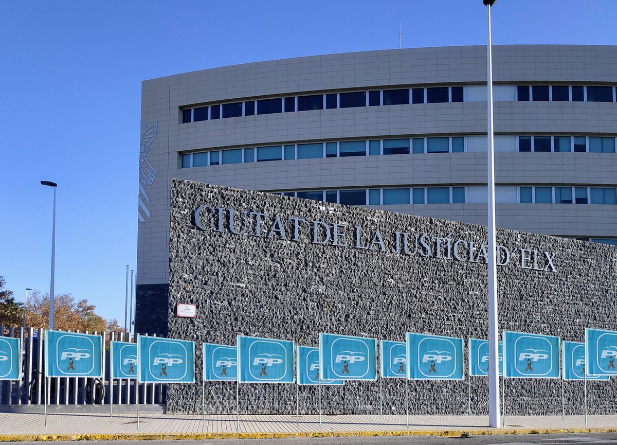 panfleto_elche's tweet photo. La Ciudad de la Justicia aparece con banderas con crespón en memoria de los investigados y testigos fallecidos durante la instrucción de procesos judiciales . Un agradecimiento al esfuerzo del personal de justicia a pesar de no ser tan rápido como la pparca. https://t.co/apxsNEOfJ2